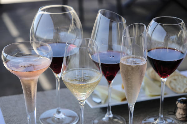 FRANCUSKA ODGOVORILA PUTINU: Naziv "šampanjac" može da se koristi samo za vina proizvedena u Francuskoj!