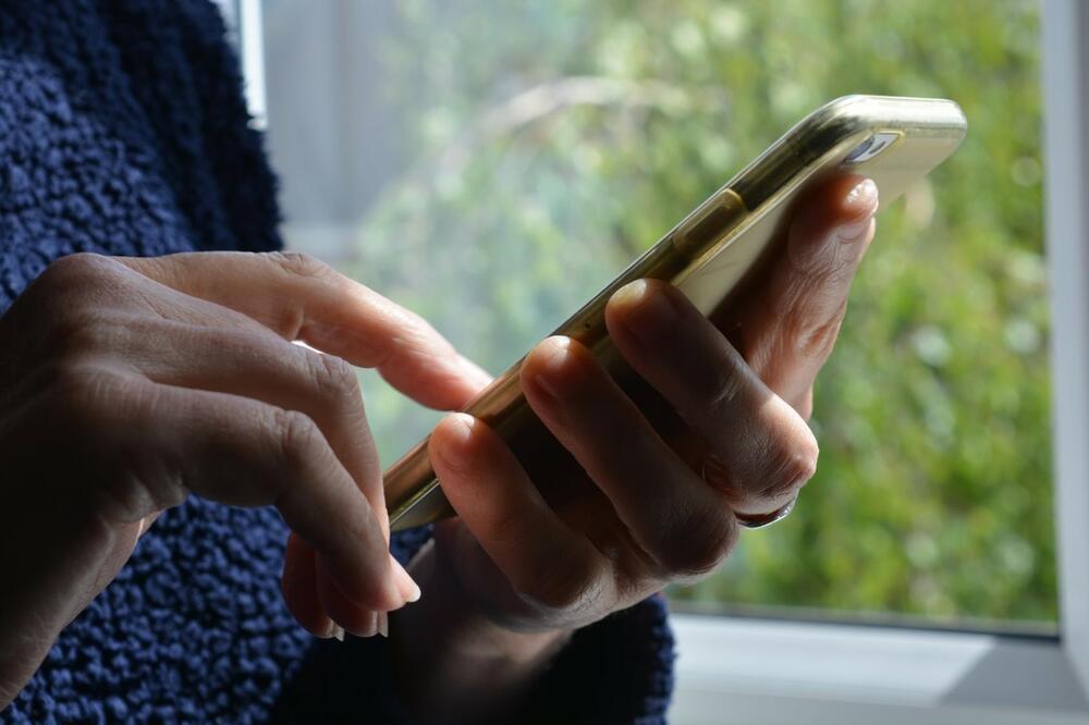 ŠOK PRIZNANJE BEOGRAĐANKE: Pronašla SLIKE GOLE DECE u svom mobilnom telefonu! Roditelji, da li ste vi NORMALNI?