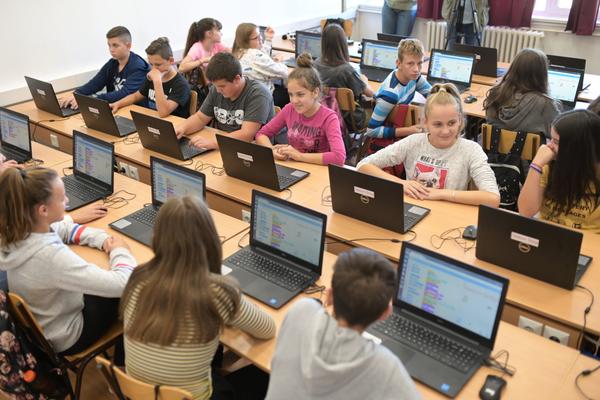 Telekom Srbija opremio još 20 informatičkih kabineta u školama u Srbiji