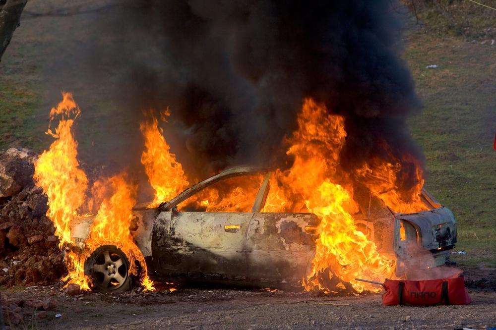ZAPALIO SE AUTOMOBIL U CENTRU LESKOVCA: Vatrogasci ugasili požar, rečeno da nema povređenih!