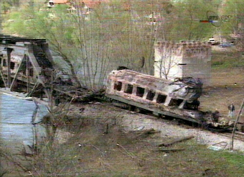 Arhivska slika bombardovanog voza 1999.  u Grdeličkoj klisuri 