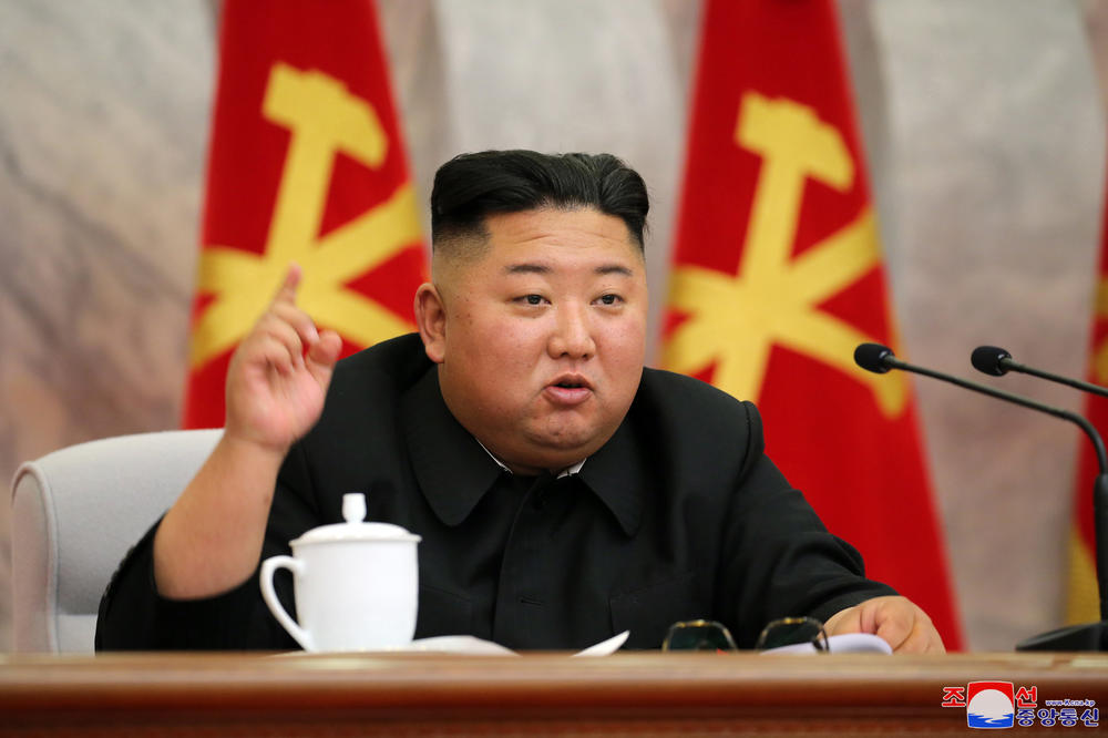 JEDAN JE KIM: Član orkestra u majici sa likom lidera Severne Koreje, iznanađujuće retka pojava!