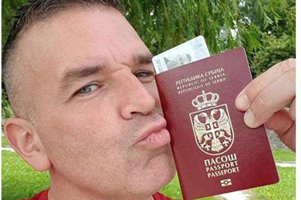 PONOSNO LJUBIM SRPSKI PASOŠ! Amerikanac Čarls konačno postao građanin Srbije
