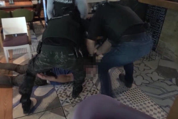 SRPSKI POLICAJCI SU UPALI U KAFIĆ: Opasnog kriminalca su oborili na pod, DRAMA SE DESILA VRLO BRZO