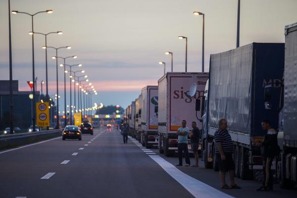 AMSS SAOPŠTAVA: Zadržavanje na teretnimm terminalima na graničnim prelazima od 60 do 360 minuta!