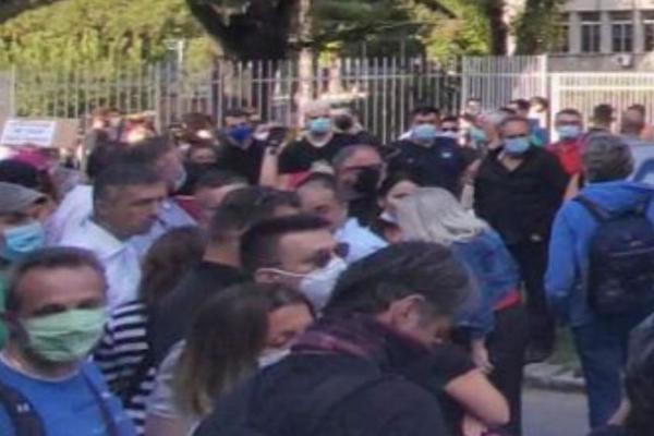 ŠTA SE OVDE DEŠAVA I KO JE OVDE LUD? Obradović i Žene u crnom skandiraju zajedno ispred Centralnog zatvora (FOTO)