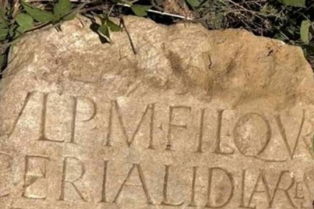 Pronađen ukradeni rimski spomenik NEPROCENJIVE VREDNOSTI, lopov ga ostavio U ŽBUNJU KOD MANASTIRA! (FOTO)
