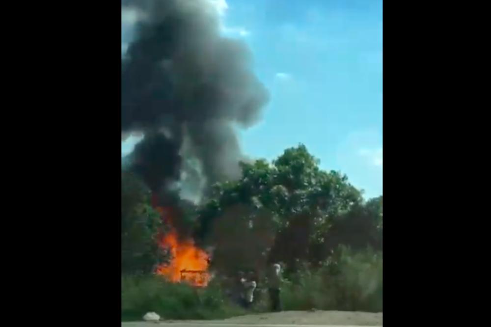 Požar na Čukaričkoj padini, gusti dim kulja na sve strane! Požar je gasilo 18 vatrogasaca sa više vozila