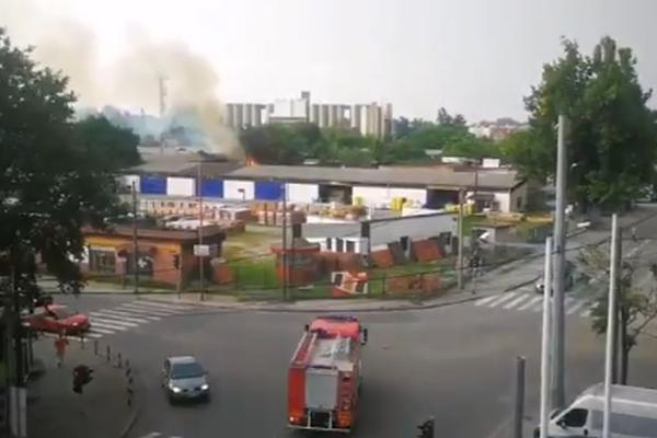 SNIMCI S MESTA POŽARA NA DORĆOLU: Bilo je dramatično! Nekoliko ekipa vatrogasaca gasilo požar! (VIDEO)