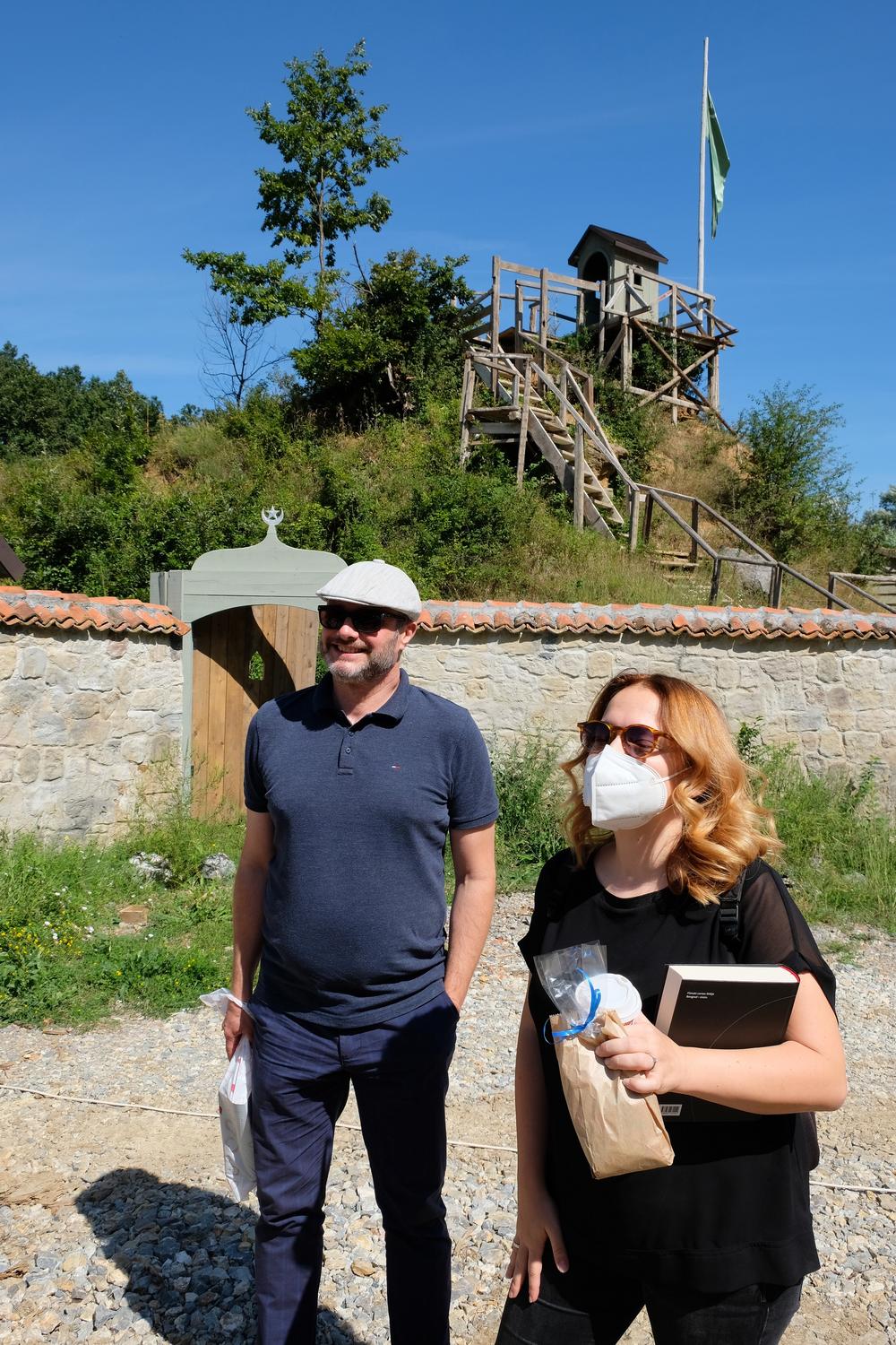 Gordan Matić i Snežana van Hauvelingen na setu filma Hadžijino zvono
