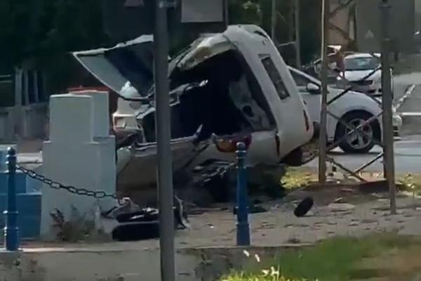 UŽAS KOD NOVOG SADA: Žena izgubila kontrolu nad autom, udarila u AUTOBUS i BANDERU, pa upala u kanal (VIDEO)