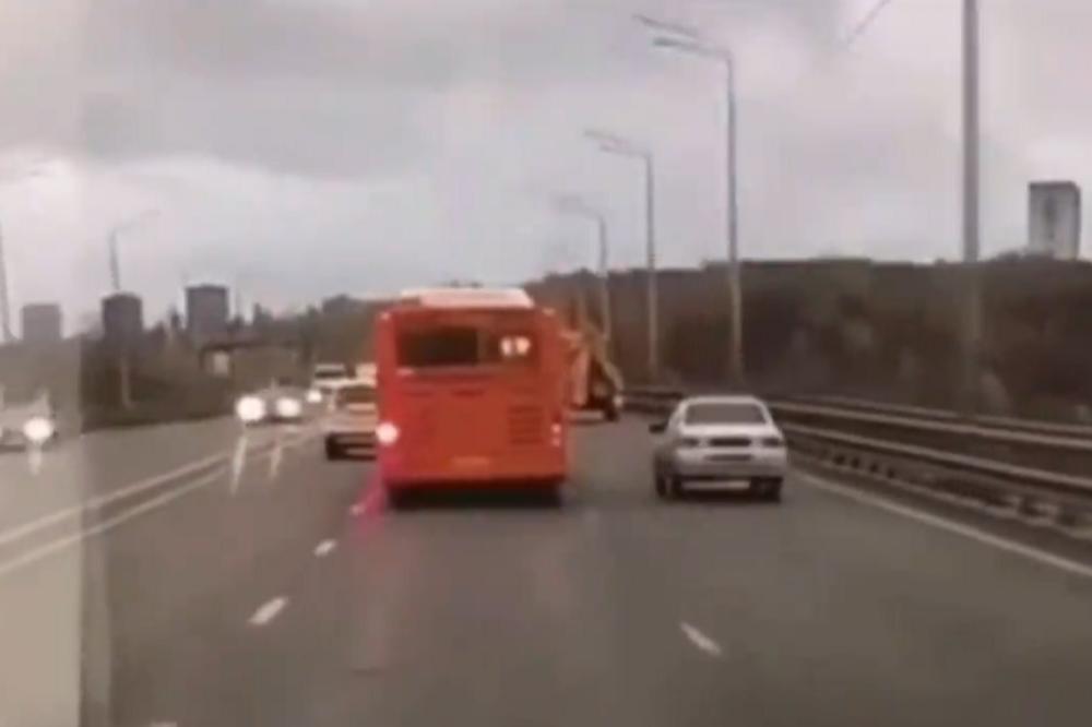STRAVIČAN UDES NA MOSTU! Vozač upao u MAKAZE između autobusa i bagera (VIDEO)
