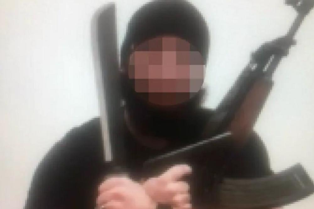 DA LI JE OVO TERORISTA IZ BEČA? Slikao se sa mačetom i puškom, pa KRENUO DA PUCA U LJUDE! (FOTO)