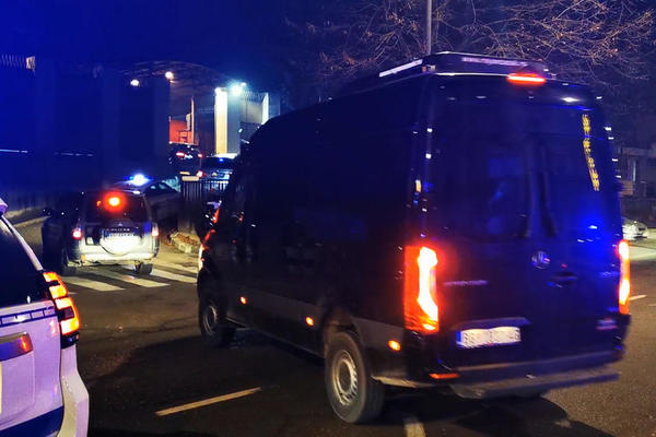 POTERA PO FILMSKOM SCENARIJU: Crnogorski državljanin Fordom probio graničnu RAMPU, izazvao UDES pa završio NESLAVNO