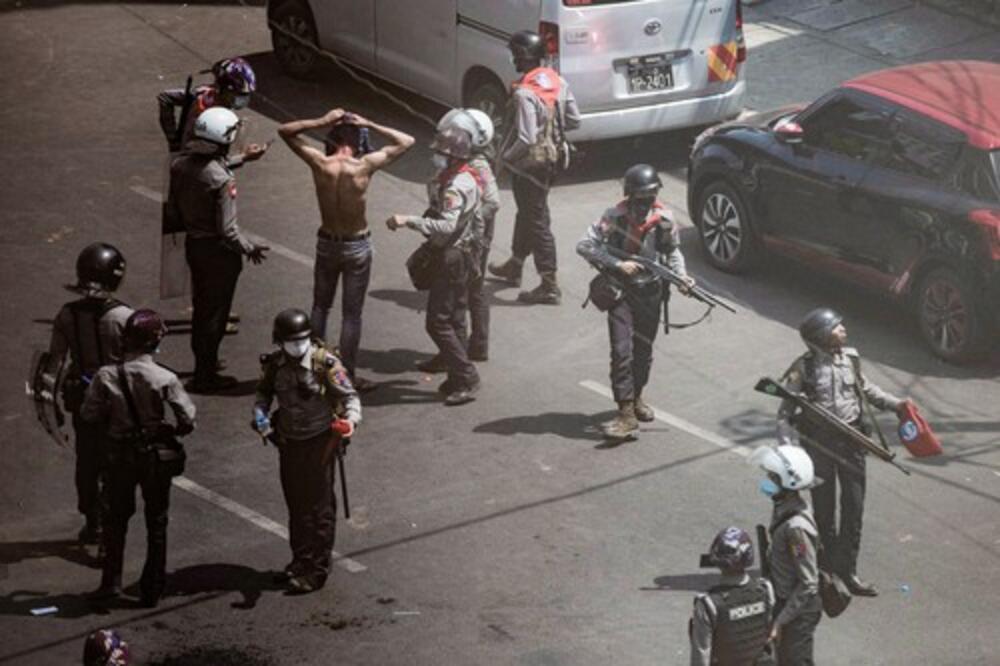 SUKOBI BUKTE U MJANMARU: Najmanje DEVETORO MRTVIH u pokušaju policije da razbije protest! (UZNEMIRUJUĆI SNIMCI)