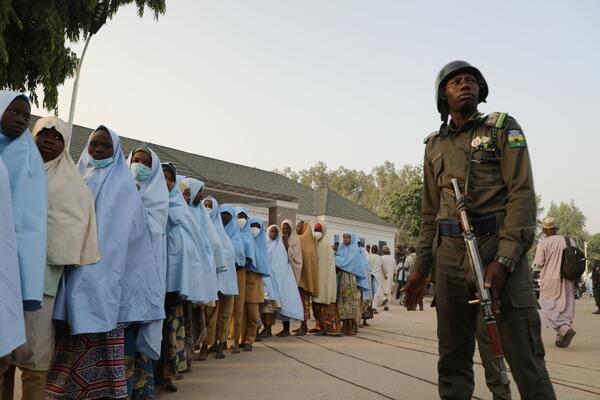 POVRATAK DEVOJČICA RODITELJIMA U NIGERIJI ZAVRŠEN SUKOBIMA: Oružane snage otvorile vatru?