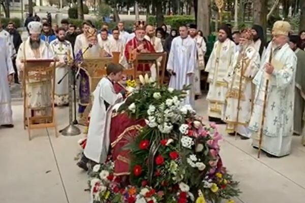 ISPRATIO GA VELIKI BROJ VERNIKA: Sahranjen episkop Atanasije Jevtić! (VIDEO)