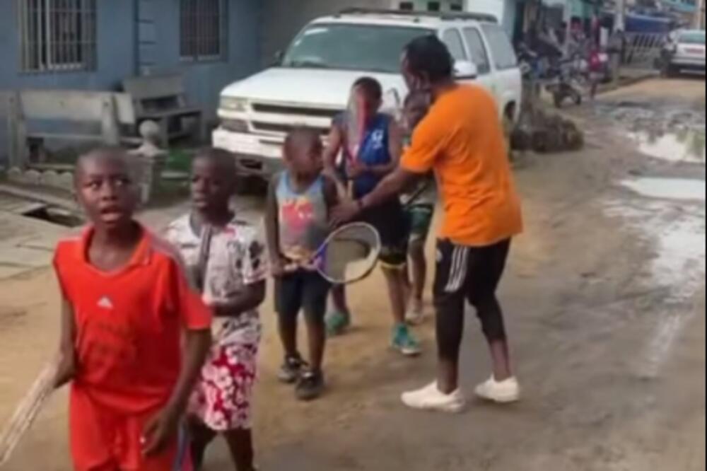 OVO JE ČISTA LJUBAV I STRAST PREMA TENISU, OBOŽAVAM OVO! Kako su mališani iz Kameruna oduševili Novaka! (VIDEO)