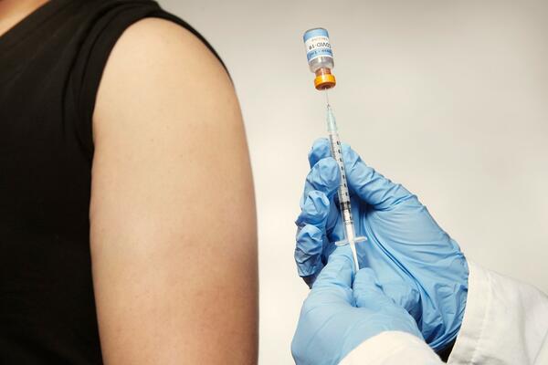 "Moderna" radi na specijalnoj vakcini protiv OMIKRONA