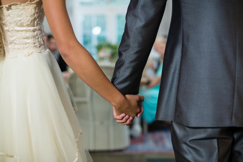 "USPRAVI SE GOLJO, GLEDAJU LJUDI, A TI MALA NE CMIZDRI": Neverovatna ispovest muškarca o venčanju RASPLAKALA SRBIJU
