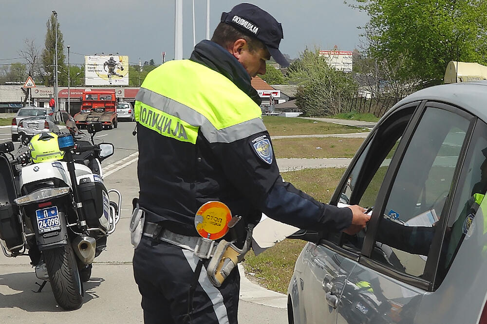 VOZIO MRTAV PIJAN: Srpska policija zaustavila vozača, kad je dunuo u alko-test, šokirao cifrom!