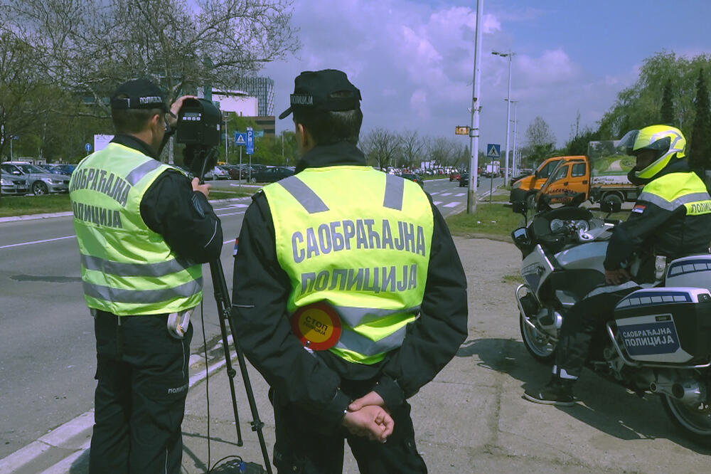 VOZIO "BMW" NADROGIRAN I BEZ DOZVOLE: Policija u Beogradu ga ODMAH zadržala!