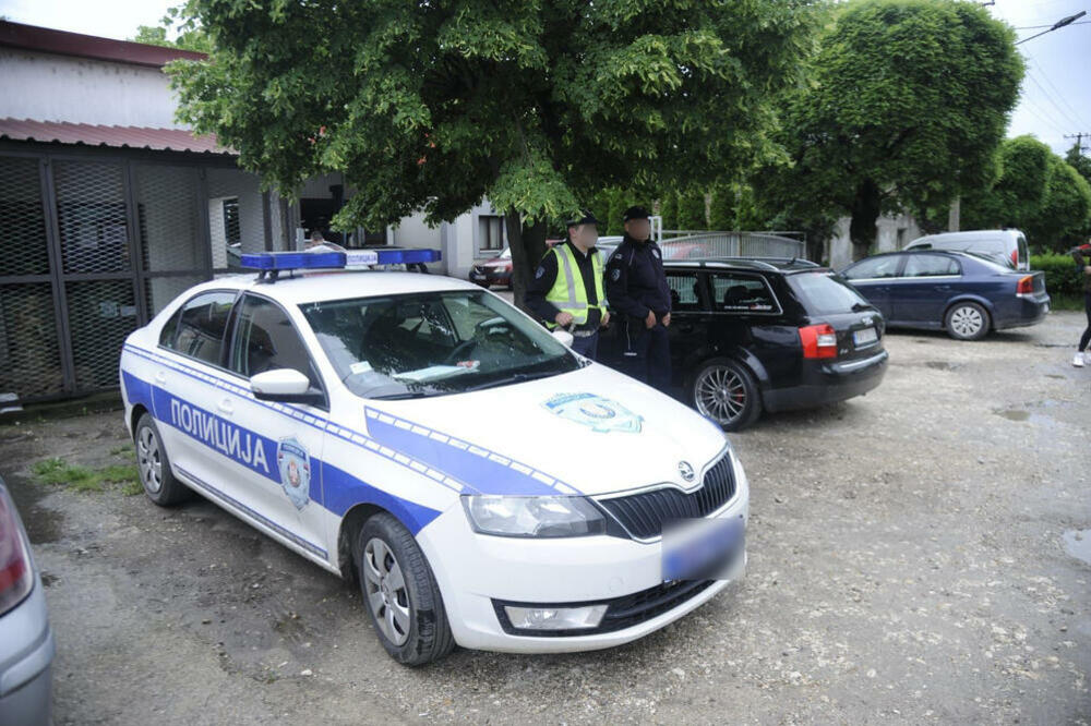 POLICIJA U PAZOVI UHAPSILA MUŠKARCA (40): Ugrozio sigurnost muškarca koji je parkirao kola ispred njegove kuće!