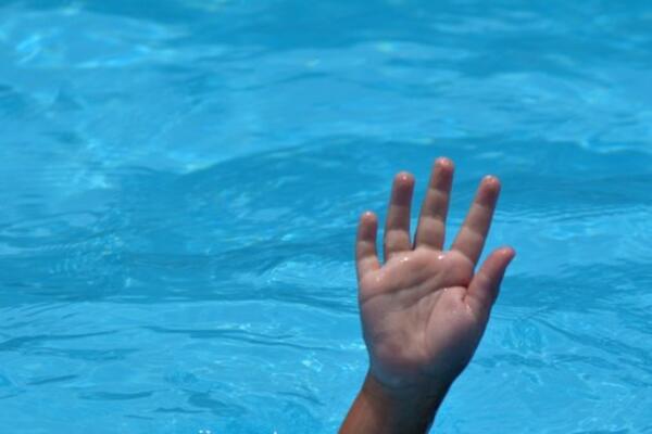UŽAS U GRČKOJ: Devojčica (10) se utopila u bazenu