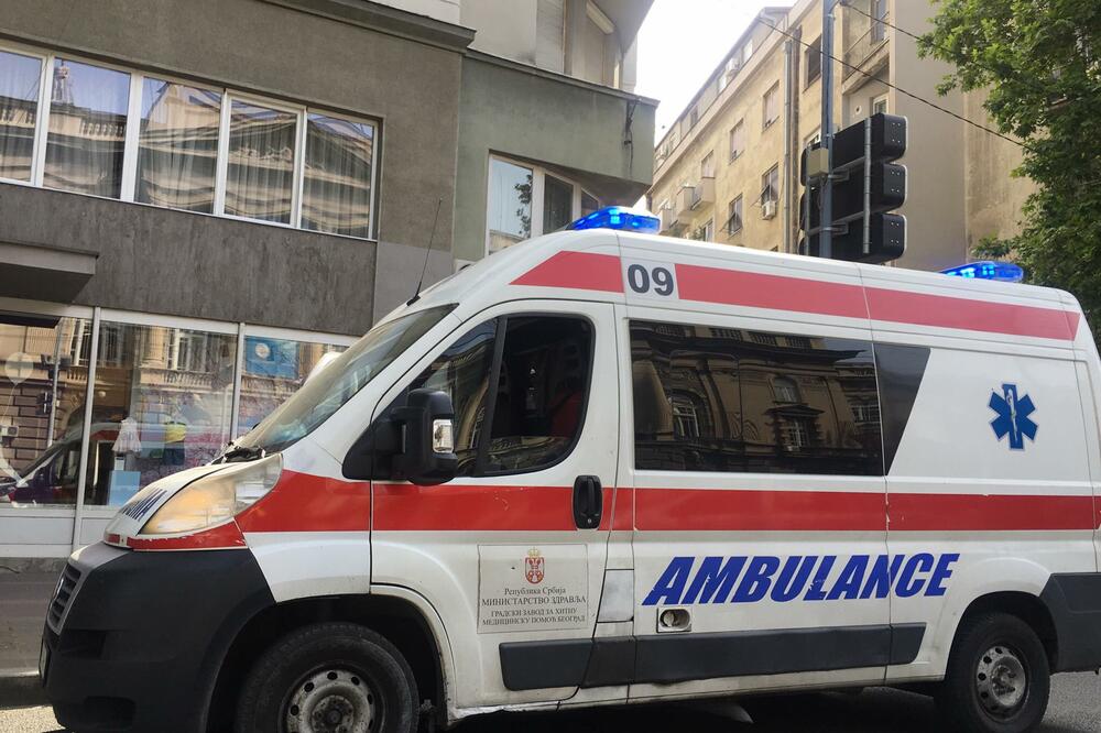 MUŠKARAC IZBODEN U ZEMUNU NA OKRETNICI AUTOBUSA: Hitno pebačen u bolnicu!