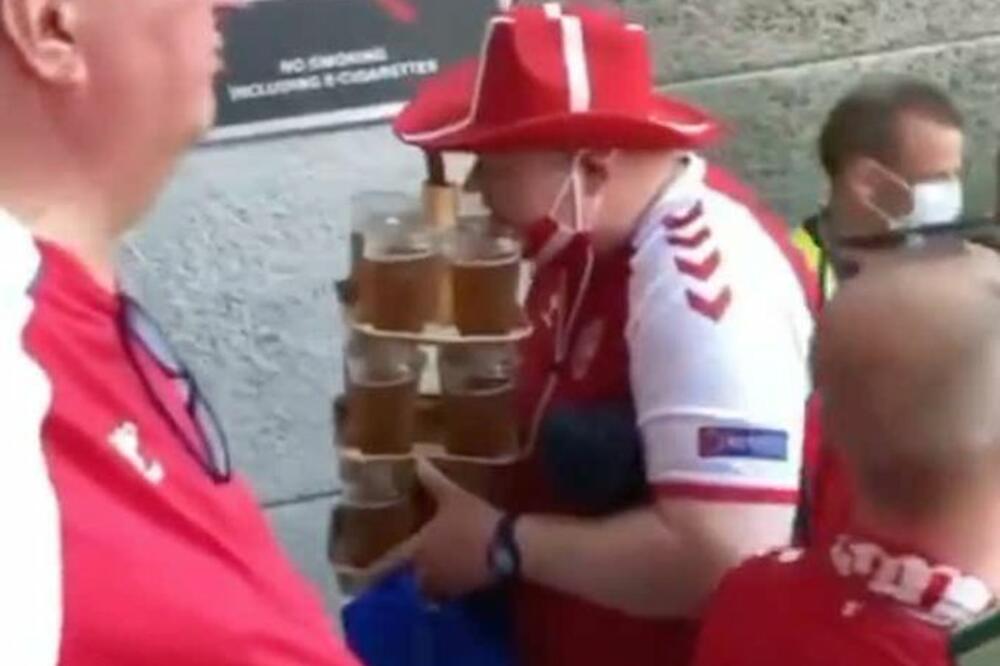 PRAVI PROFESIONALAC: Danski navijač se popeo na tribine Parken stadiona sa 12 čaša piva u rukama + HOT DOG!
