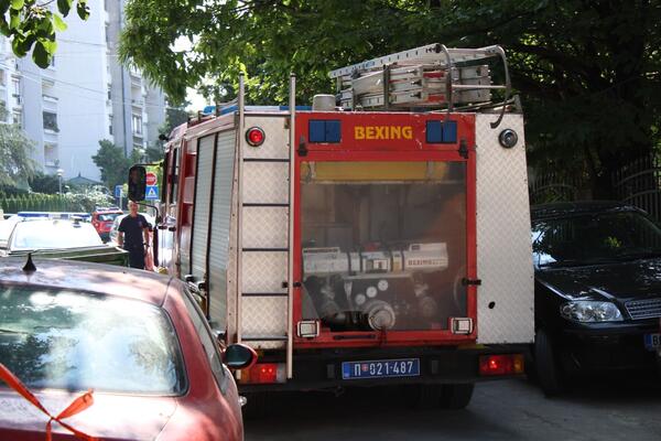 VATRENA STIHIJA U SKLADIŠTU POGREBNE OPREME U LESKOVCU: Požar zahvatio i DVE KUĆE, vatrogasci na TERENU