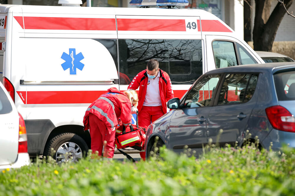 OBOREN BICIKLISTA U DOBANOVCIMA: Povređeni muškarac HITNO prevezen u bolnicu!