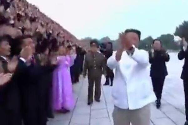 KOOOLIKO JE SMRŠAO! Studenti pozdravili Kim Džong-una, ovo morate da vidite! (VIDEO)