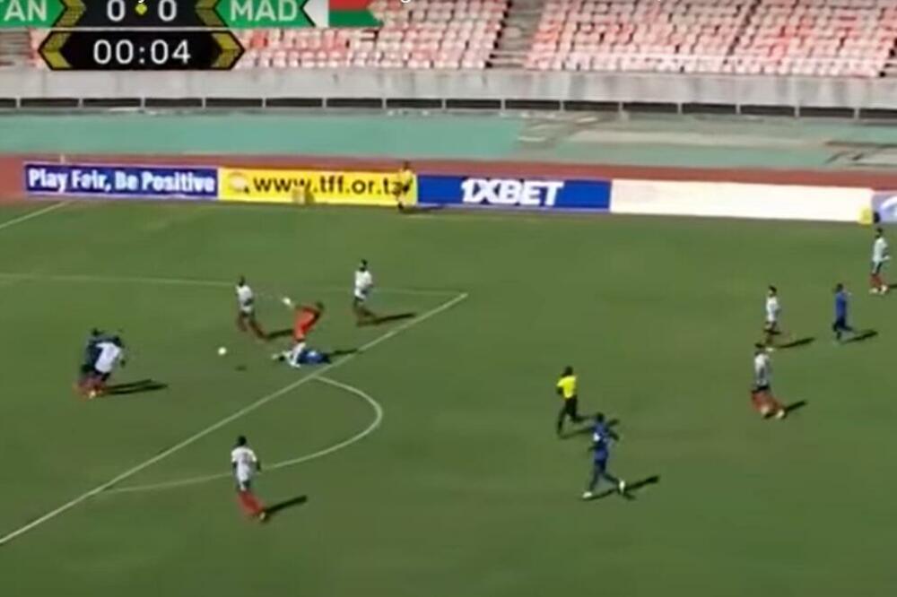OBORIO SVETSKI REKORD: Uspeo da napravi penal nakon SAMO 4 SEKUNDE od početka utakmice! (VIDEO)