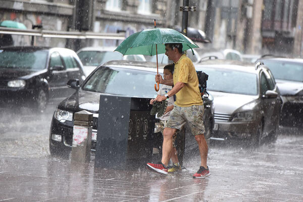NAJNOVIJE UPOZORENJE RHMZ, NEVREME ĆE POČETI SVAKOG MOMENTA: Kiša i pljuskovi s grmljavinom u ovim delovima Srbije