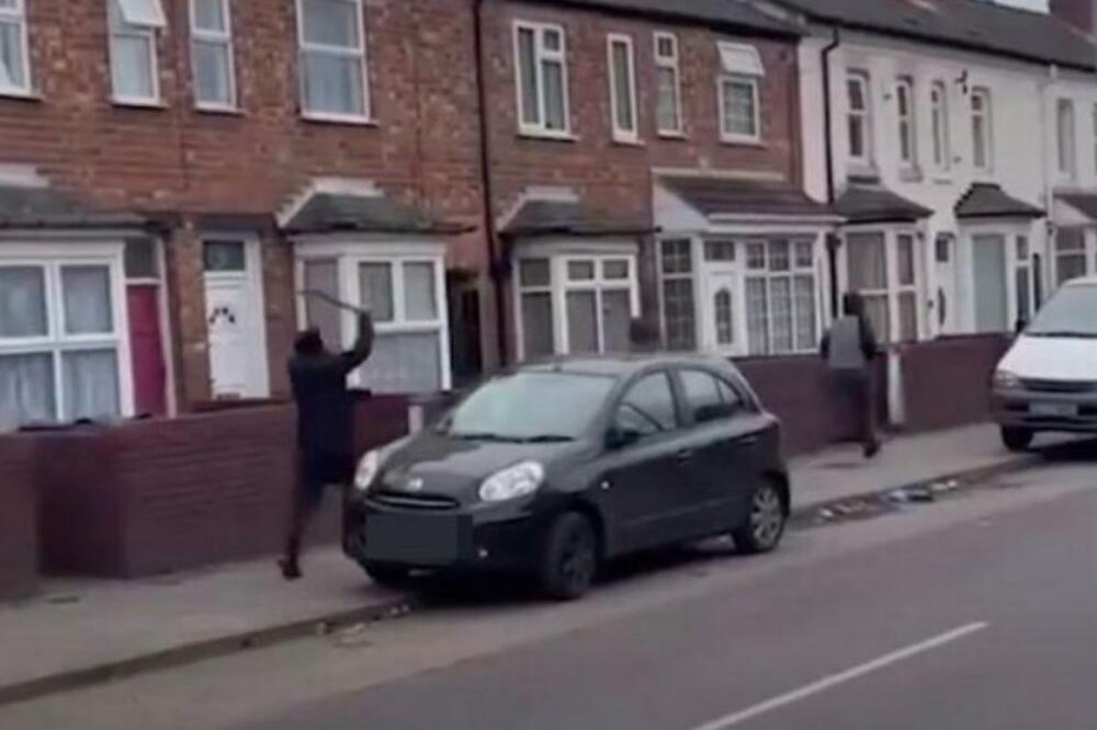 MUŠKARAC NAPAO MLADIĆE MAČETOM: Vijao ih po ulici, drao se da ih treba POBITI! (FOTO/VIDEO)