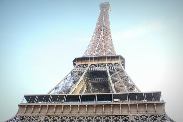 ŠTRAJKUJU I NA AJFELOVOM TORNJU: Najveća atrakcija Pariza ZATVORENA zbog LOŠE nadležne vlasti