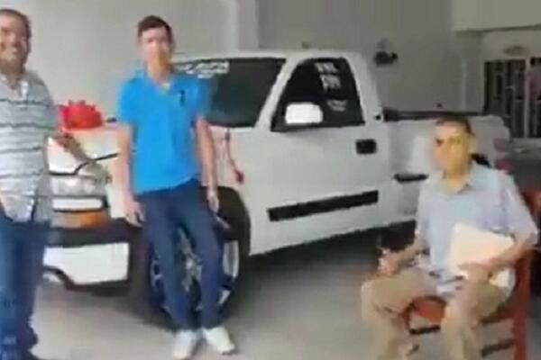 PRIČA KOJA ĆE VAM NATERATI SUZE NA OČI: MUKA ga naterala da proda auto, ali mu je OVAJ čovek promenio život (VIDEO)