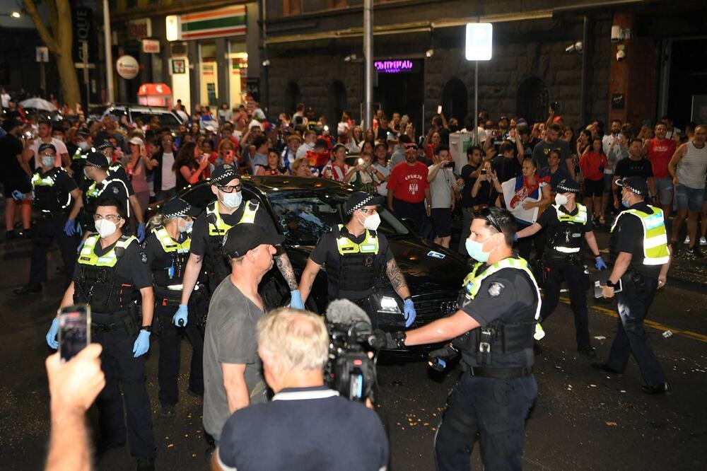 HAOS NA ULICAMA MELBURNA: Policija je bila BRUTALNA prema srpskim navijačima, nisu pošteđeni ni žena i deca! VIDEO
