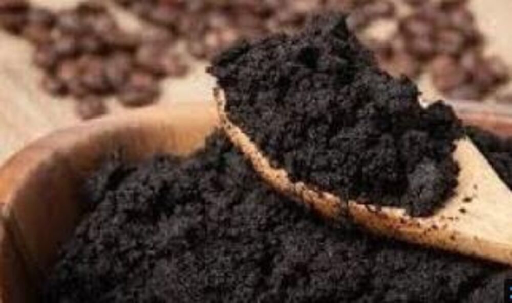 Soc od kafe je odličan sastojak komposta, ali se takođe može rasuti po zemljištu u podnožju vaših biljaka