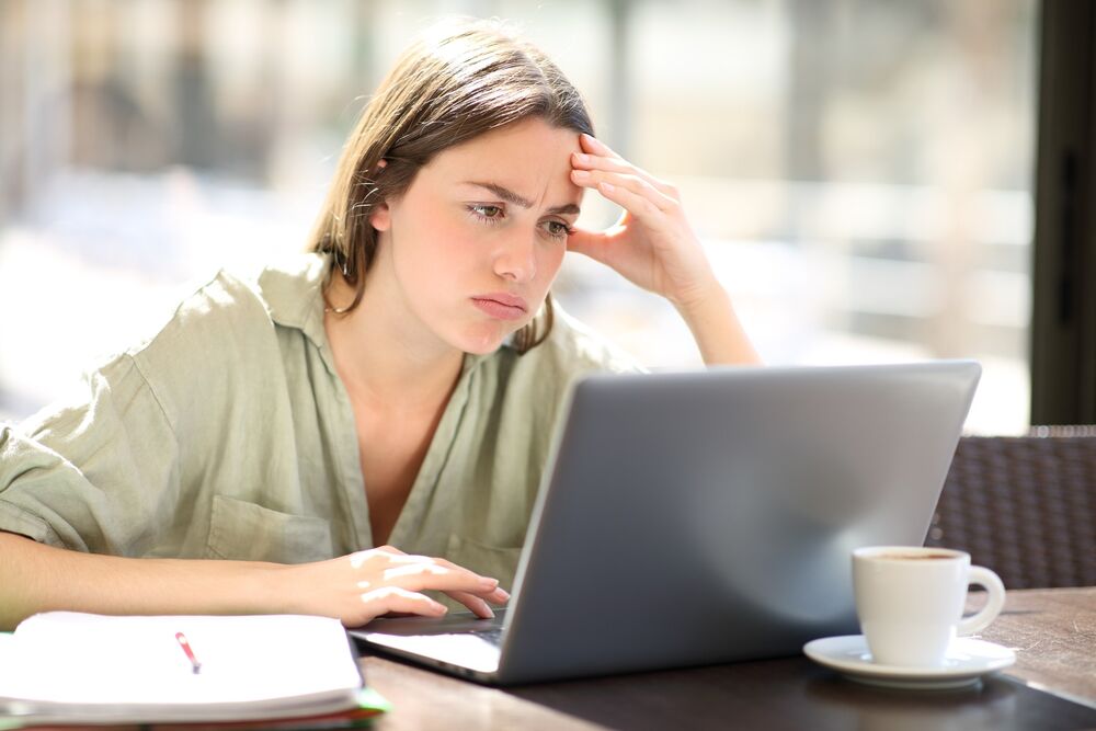 Tužna devojka gleda u laptop/ ilustracija