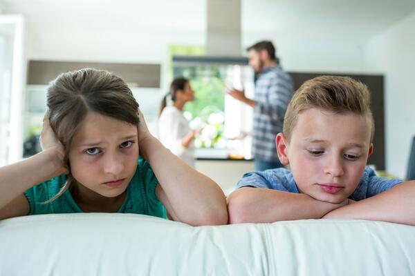 OVI ZNAKOVI UKAZUJU DA VAŠE DETE NIJE VOLJENO: Psiholozi upozoravaju na znak koji mnogi roditelji IGNORIŠU