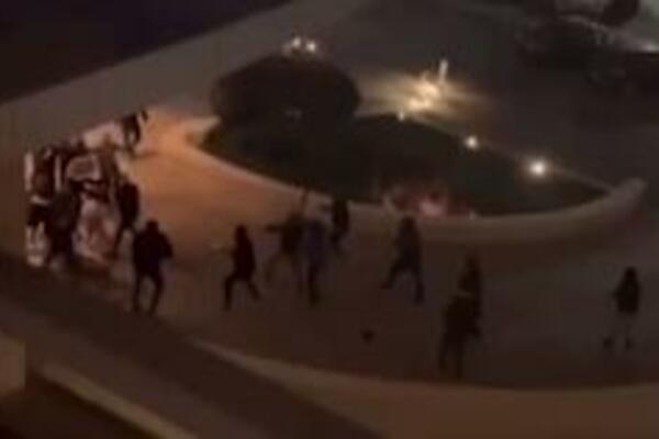 NOVI VIDEO OKRŠAJA ISPRED METROPOLA: Navijači Zvezde izazvali fanove Rendžersa na 'FERKU' pa pobegli od policije!
