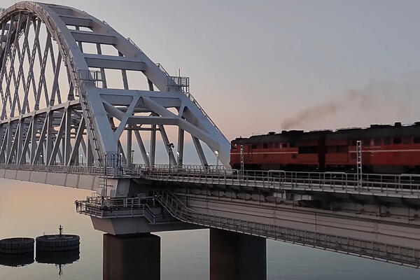 Krenula prva 2 voza preko Krimskog mosta