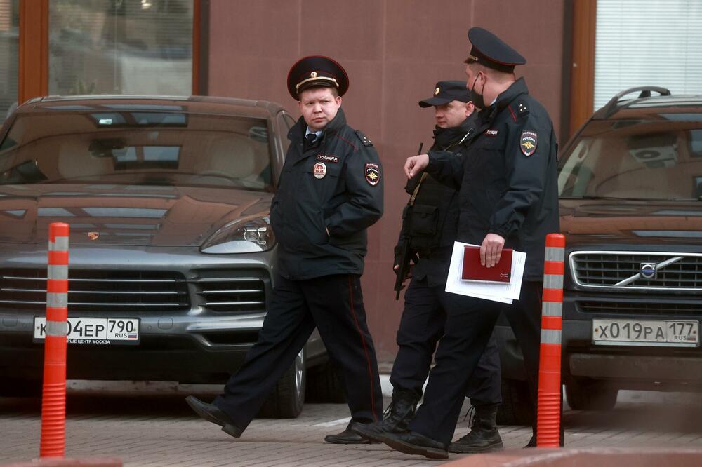 Policija ispred stana u Moskvi 