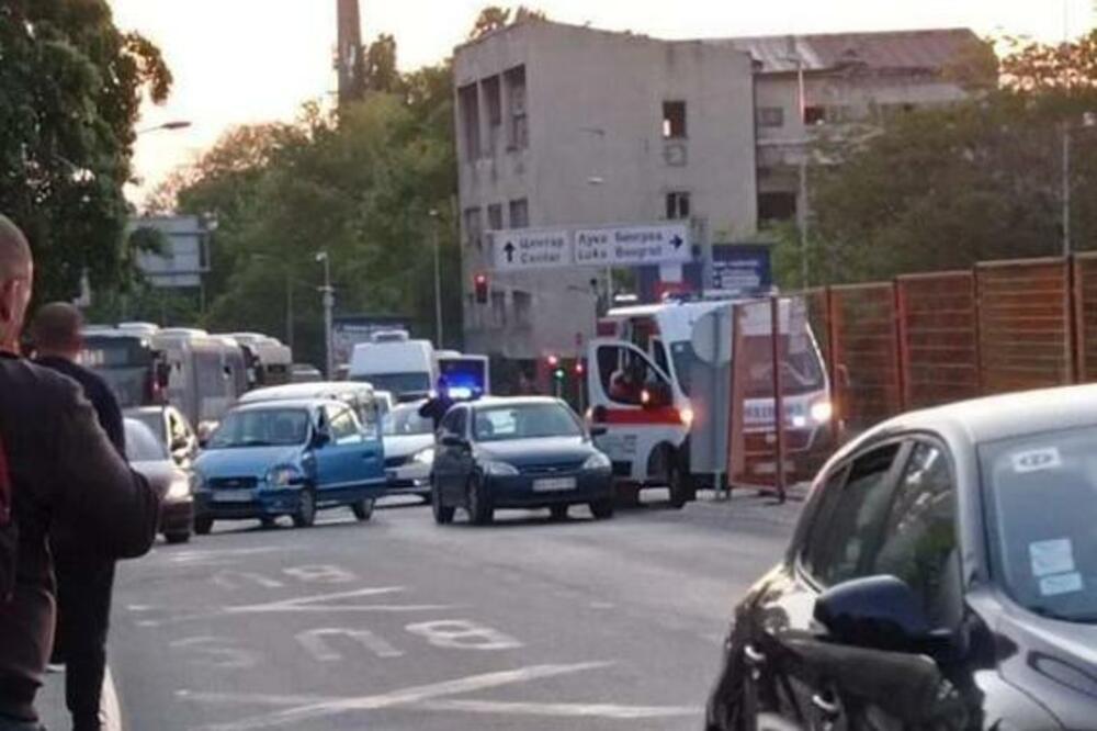 SAOBRAĆAJKA KOD SAVA CENTRA: Sudarili se džip i autobus! (FOTO)