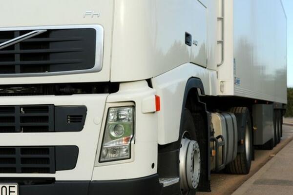 NEVEROVATAN PRIZOR U ALEKSINCU: Kamion završio u kanalu, kako je ovo USPEO? (FOTO)