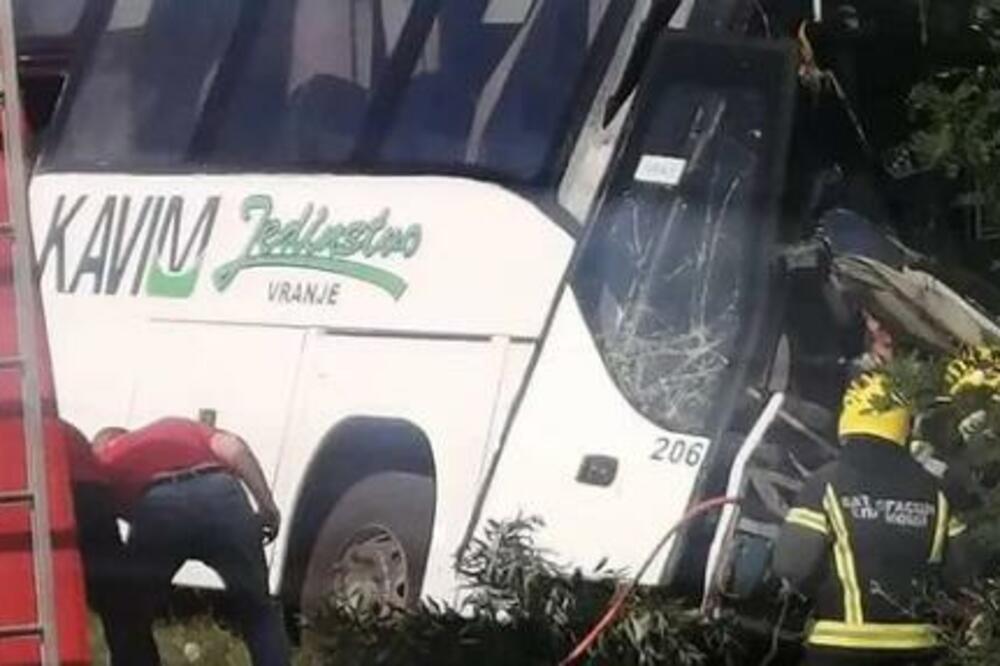 STRAVIČNA NESREĆA KOD VRANJA: Autobus se sudario sa automobilom, jedna osoba POGINULA! (FOTO)