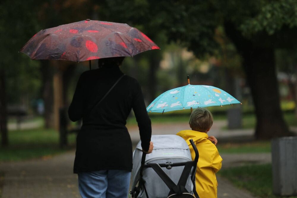 Majka i dete sa kišobranom