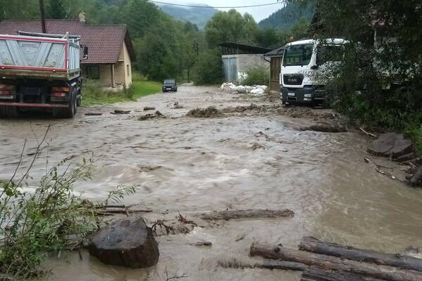 SNAŽNO NEVREME POGODILO ĆUPRIJU I KRUŠEVAC: Kiša poplavila ulice, sada prete OVOM DELU SRBIJE!